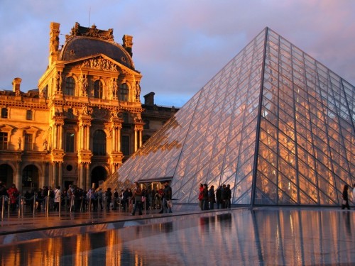 Louvre - nejznámější muzeum v Paříži, zdroj: shutterstock.com